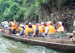 Pea-boat rowing along Yangtze Shennong Stream