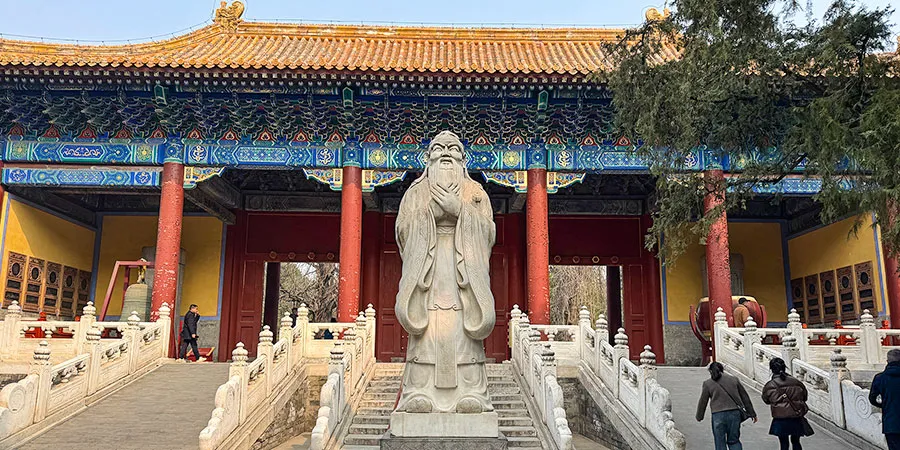 A statue of Confucius