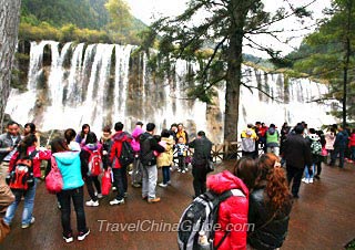 Waterfalls can be seen very easily.