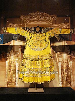 http://www.travelchinaguide.com/images/photogallery/0007500/silk%20museum%20hangzhou%2010007063tm.jpg