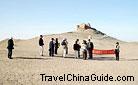 Although located on the sandbeach 70 kilometers (43 miles) southwest of Dunhuang City of Gansu Province, a swarm of visitors came to enjoy this part of the Great Wall. 0013009