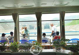Leisurely sit in the corridor to feel the breeze from the water surface
