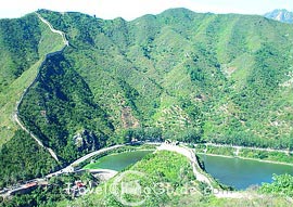 "The reservoir is called Huanghuacheng Reservoir, whose shape is like a curved moon."