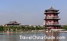The blue sky, towering tower, green willows and crystal water in the Tang Paradise form a beautiful picture.