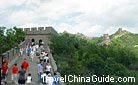 Every day, the Great Wall meets with lots of visitors.