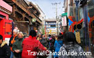 Yandai Xiejie is closed to Houhai Bar Street, near the Shichahai, so lots of foreign visitors can be seen there. 0050353