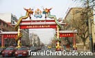 Cars and buses run on the clean streets in Qinghai. 0028965