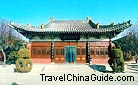 Visitors come here to give Lord Bao their sincere respect. 0009415