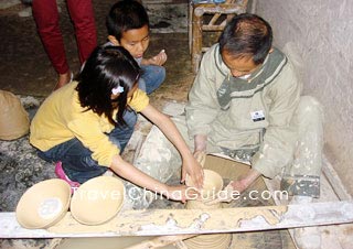 Visitors can make porcelain in the Jingdezhen International Pottery and Porcelain Festival