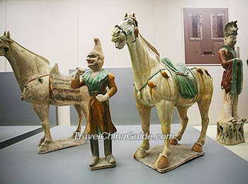 Tri-color figure: Ethinic Hu People pull horses