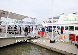 Visitors go to Expo Park by Cross-river Ferry