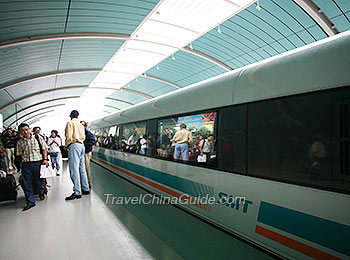 Transferência na estação de Maglev de Xangai