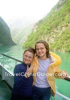 The two kids take a Yangtze cruise with their family.