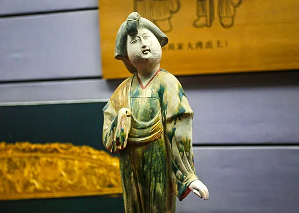 Tang Dynasty Female Pottery Figurine