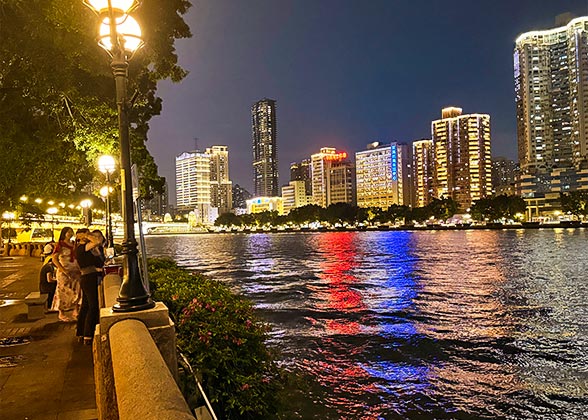 A Stroll along the Pearl River A Stroll along the Pearl River