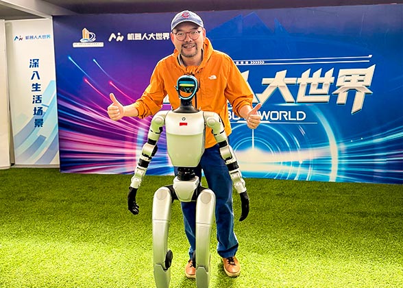 Take a Picture with Smart Robot in Shenzhen