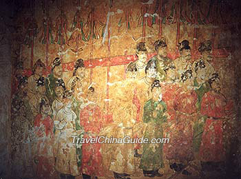 The tomb tunnel decorated with exquisite murals