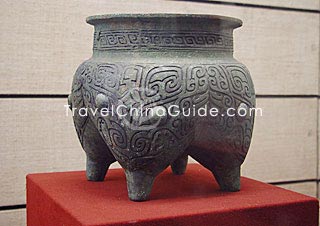 Cooking Vessel with Ogre-mask Motif Pattern and Four Legs