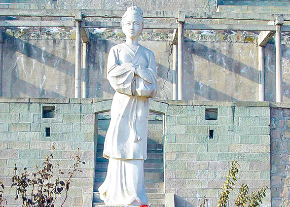 Stature of Mengjiangnu, who went to Great Wall construction site to find her husband
