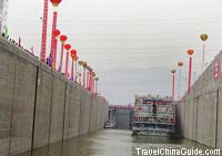China Sunshine successfully passed through the newly completed five-level ship locks of the Three Gorges Dam