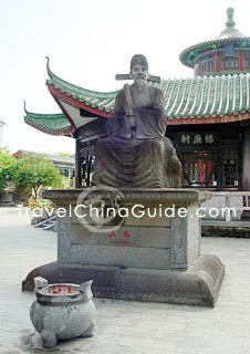 A statue of Hai Rui in the temple