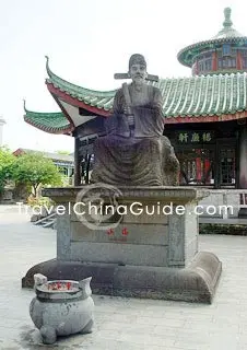 A statue of Hai Rui in the temple