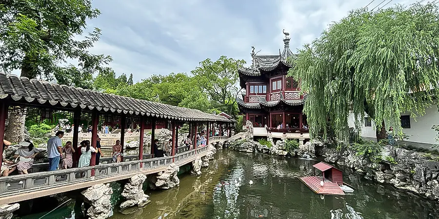 Beautiful pool in the Yuyuan Garden