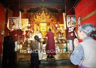 Tibetans offer prayers in the Tibetan New Year