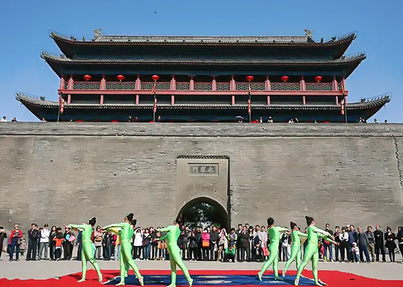 Sketching on Xi'an City Wall