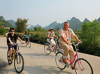 Ride a bicycle to explore Yangshuo 
