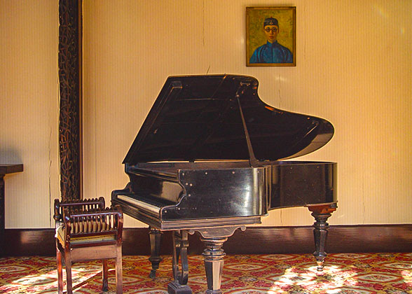 An old piano, Puyi Life Exhibition in Lijing Xuan