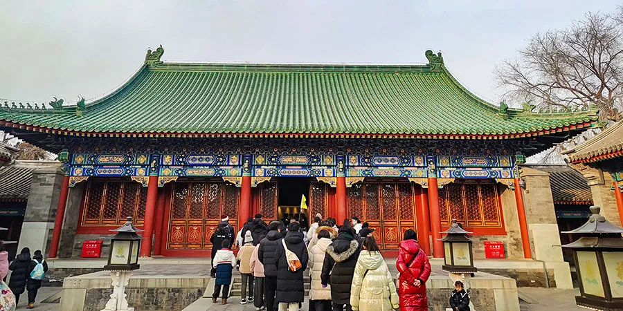 Learning the history of Prince Gong's Mansion