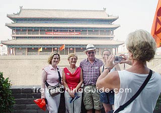 Tourists travel on their own on Xi'an City Wall