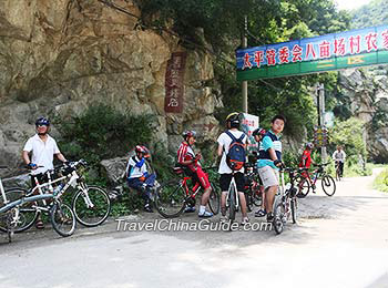 Outdoor activities lovers go to Taiping Valley by bicycle 