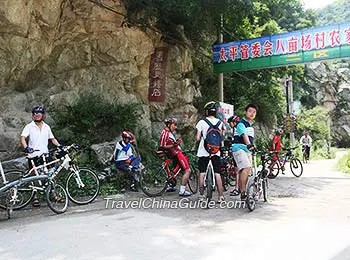 Outdoor activities lovers go to Taiping Valley by bicycle 