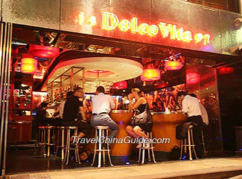 A bar: La Doice Vita 97 
