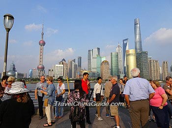 Many tourists at the Bund, Shanghai 