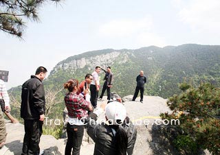 Climbing Mountain, a custom of Chongyang Festival