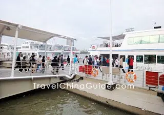 Visitors go to Expo Park by Cross-river Ferry