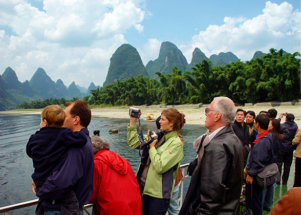 Admire the Guilin scenery during Li River Cruise 