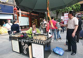 A stall selling griddle cakes on He Fang Jie 