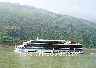 The Three Gorges Dam improves waterway condition from Yichang to Chongqing 