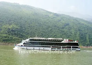 The Three Gorges Dam improves waterway condition from Yichang to Chongqing 