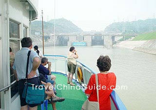 Three Gorges Dam attracts many tourists 