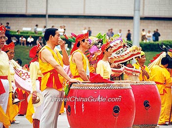Xi'an people beat drum and gong to celebrate the Ancient Culture Art Festival 