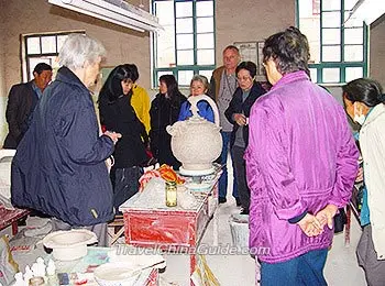 Visitors in Yaozhou Kiln 