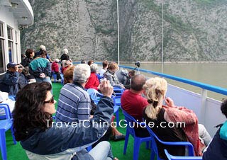 Many tourists visit Yangtze River in May.