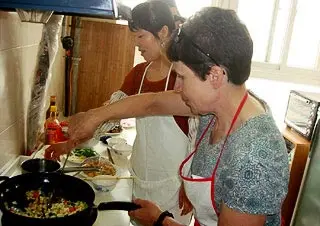 Ms. Morresa Cooking Stir-fried Shaanxi Pasta