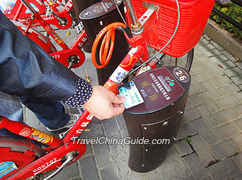 Put Your Hangzhou Transportation IC Card on the Electric Locker 
