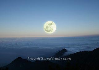 Appreciating Full Moon on the Yellow Mountain